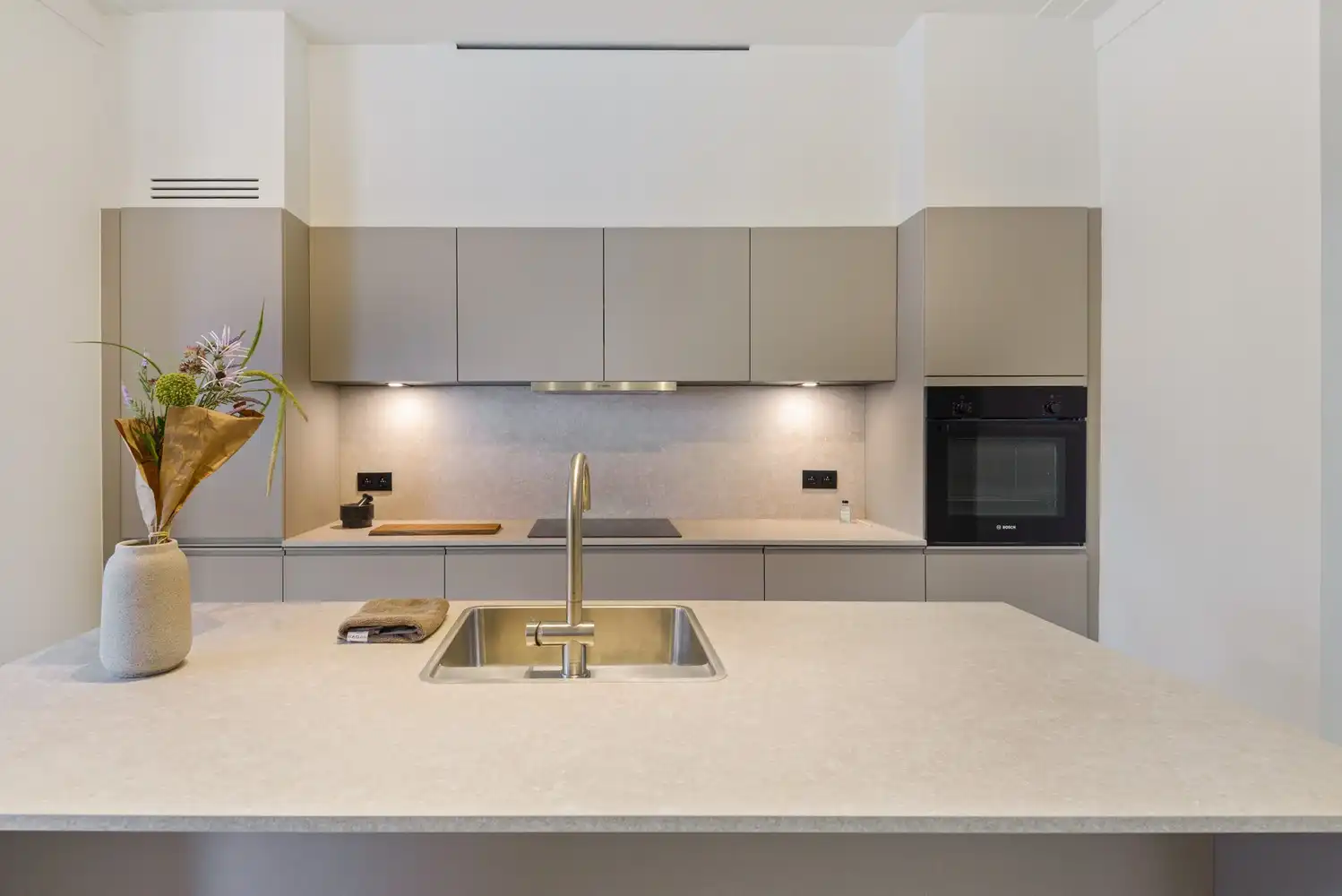 Gerenoveerd appartement met 2 slaapkamers , buitenruimte en groen zicht foto 6