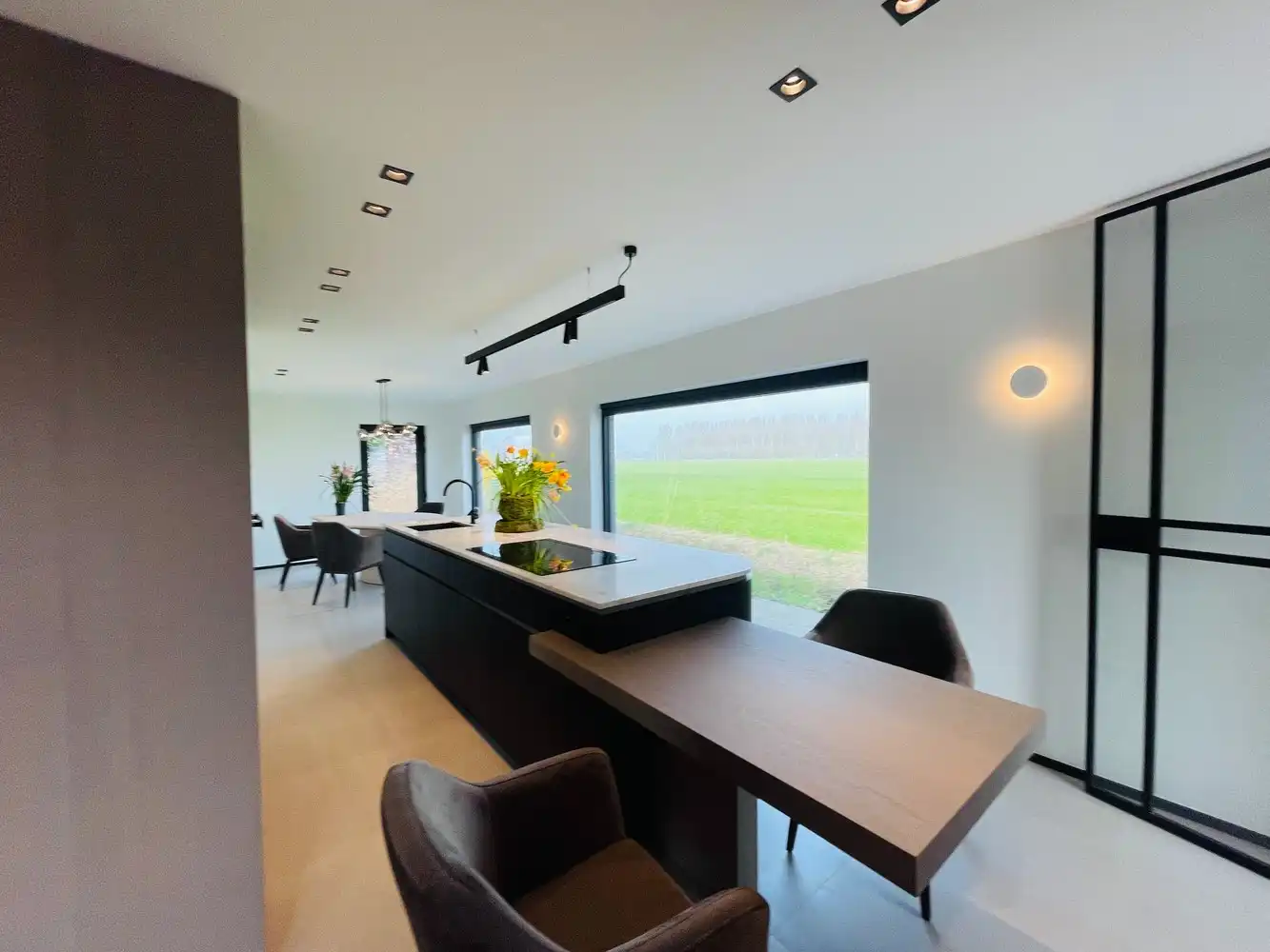 Damme, vlakbij Moerkerke Tot in de puntjes LUXUEUS  gerenoveerde ENERGIEZUINIGE open bebouwing , alles op het gelijkvloers foto 5