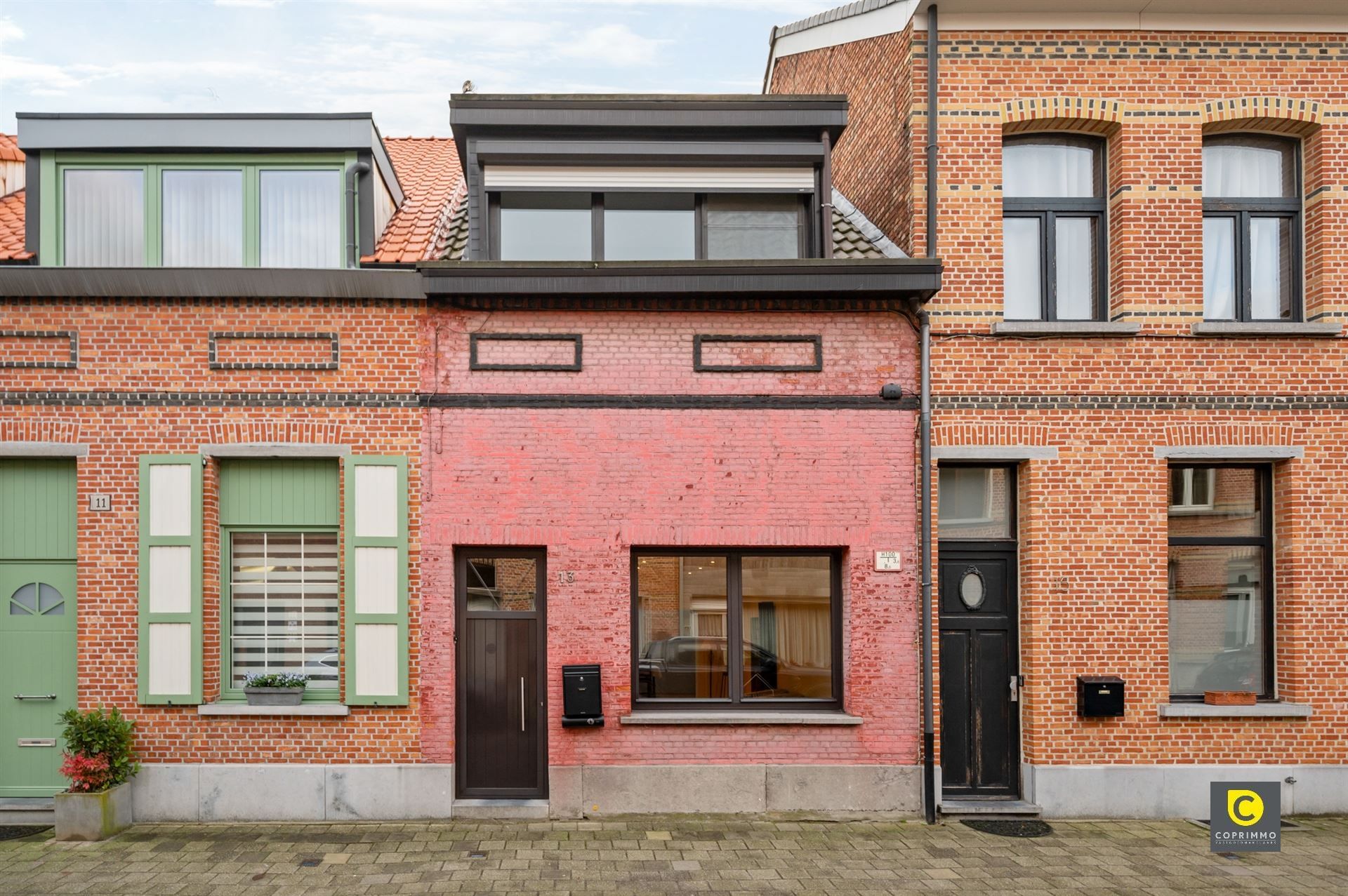 Op te frissen woning strategisch gelegen te Wilrijk centrum foto {{pictureIndex}}