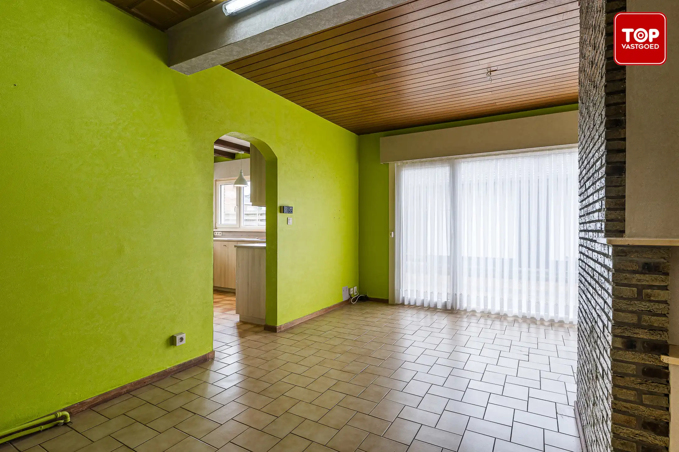 Op te frissen half open bebouwing met 3 slaapkamers, tuin en garage.  foto 7
