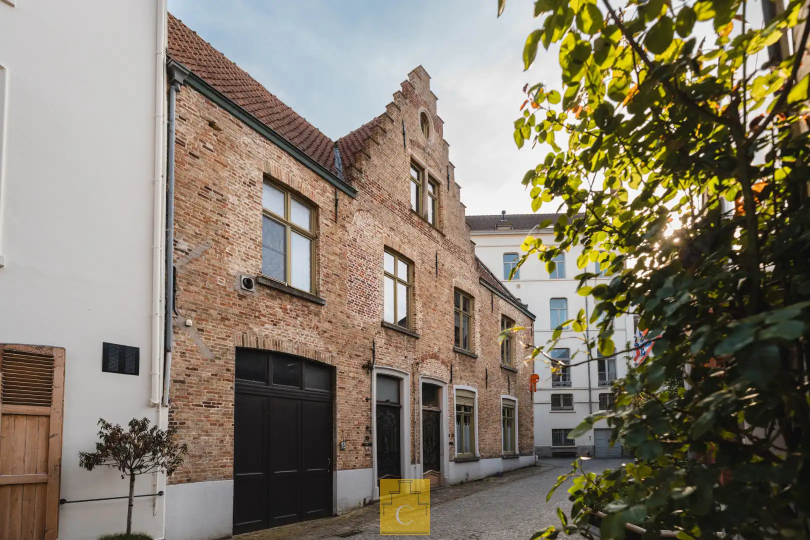 Ruime karakterwoning met 17e-eeuwse gevel, kleine garage, zongerichte terrastuin en extra terras op het verdiep, mooie locatie in het hartje van Brugge foto {{pictureIndex}}