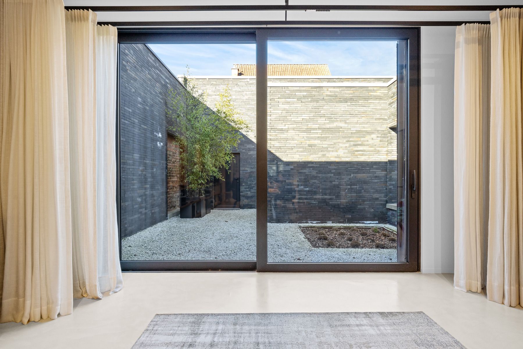 Unieke eigendom met ingericht kantoor, duplex en parking!  foto 4