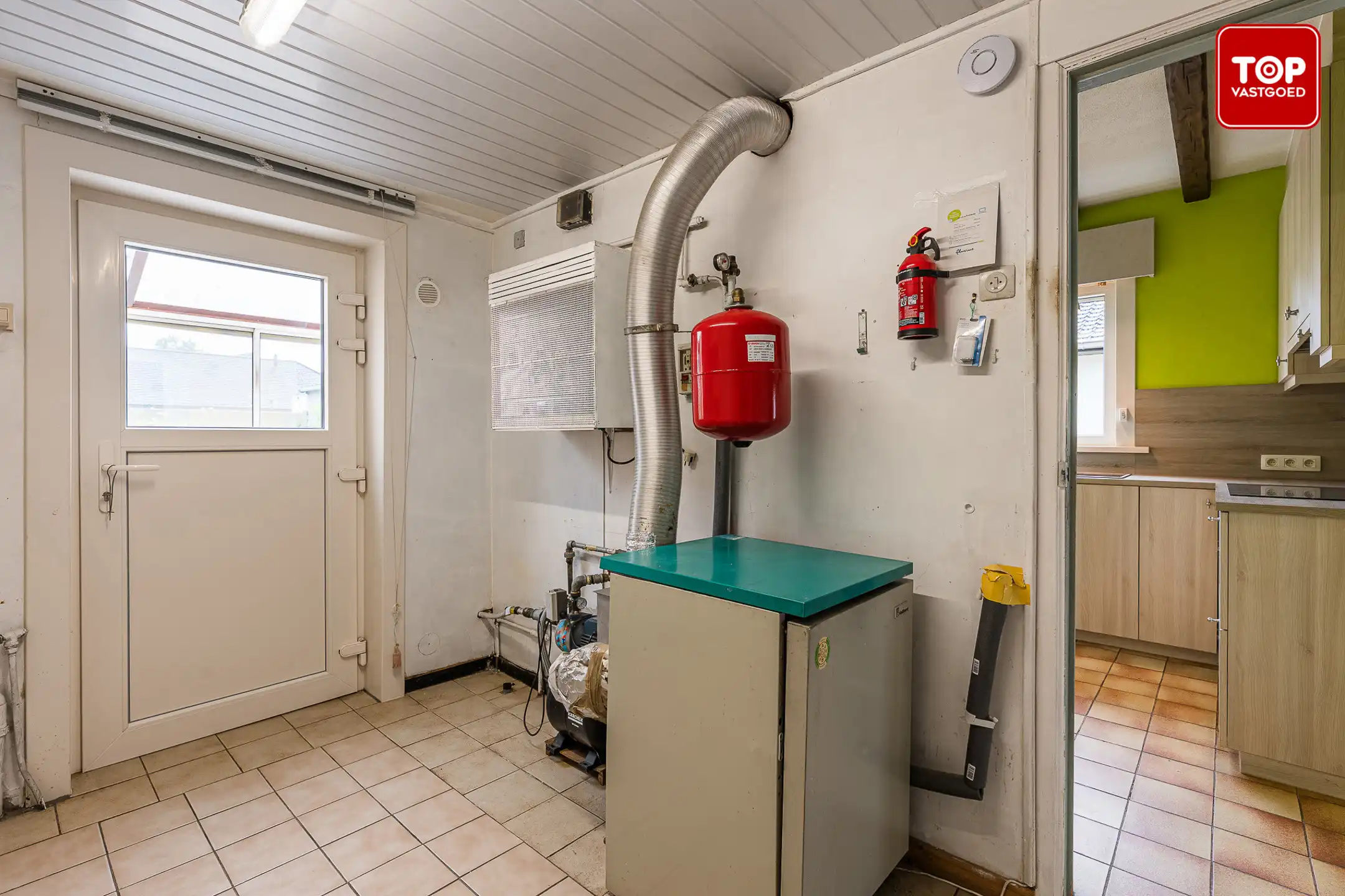 Op te frissen half open bebouwing met 3 slaapkamers, tuin en garage.  foto 9