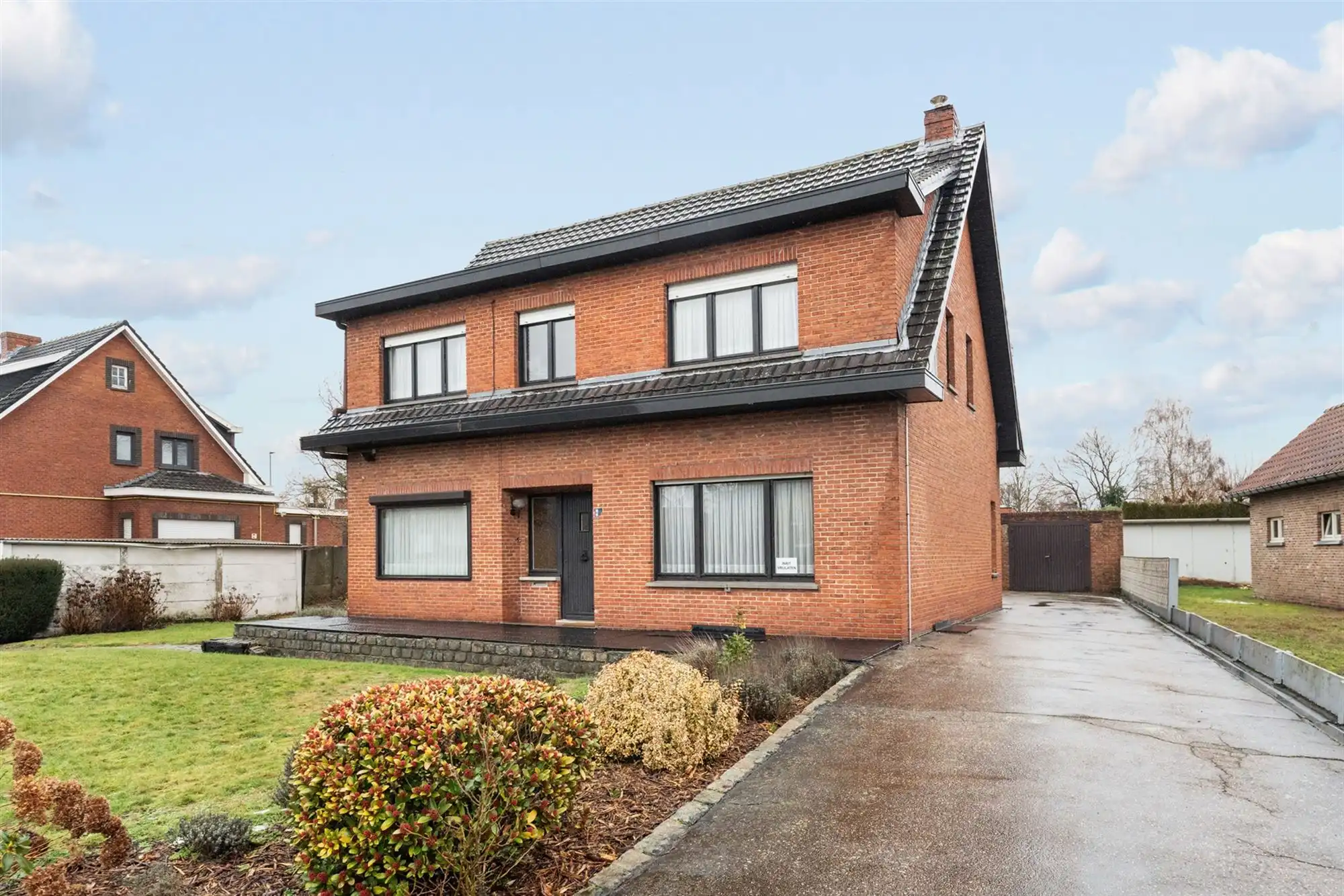 Hoofdfoto van de publicatie: WONING VERDEELD IN 2 APPARTEMENTEN OP 934M2