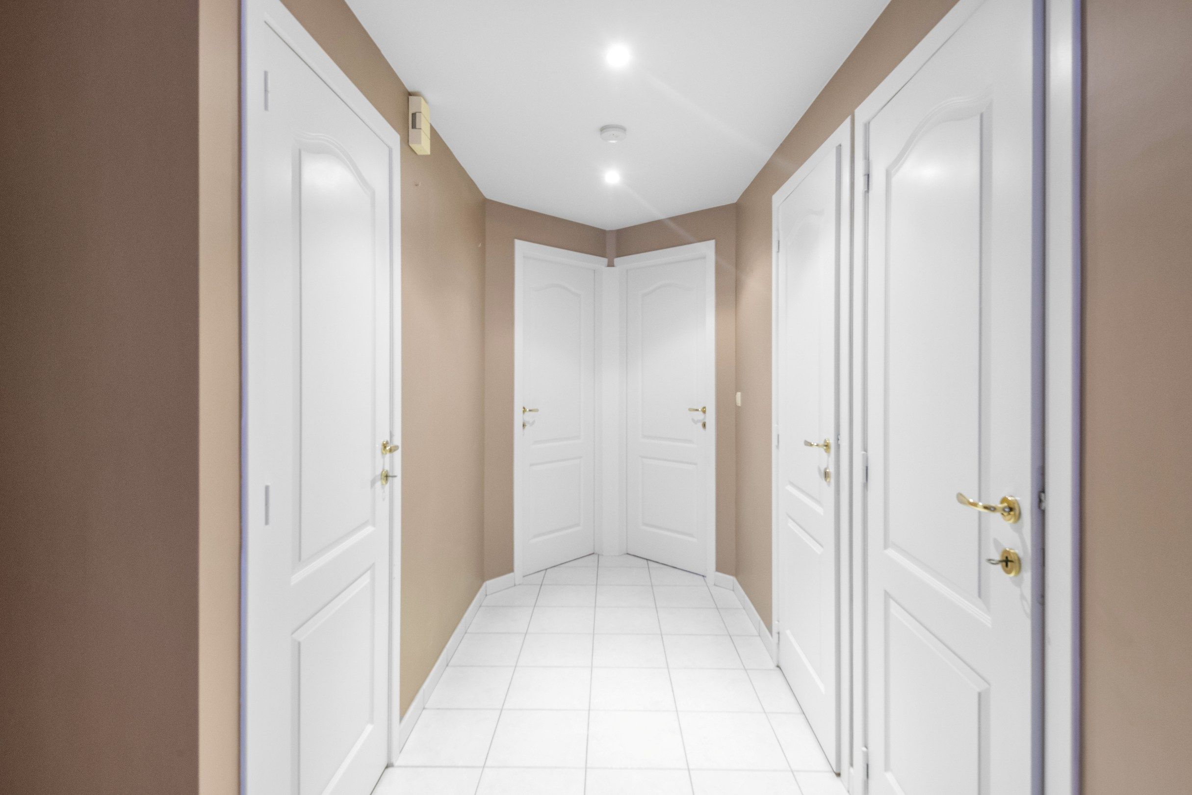 Zeer centraal gelegen, ongemeubeld appartement in de Dumortierlaan op enkele stappen van de Lippenslaan en de Zeedijk. foto 8