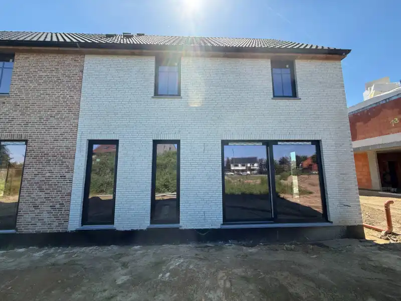 Moderne halfopen nieuwbouwwoning met 4 slaapkamers en 2 badkamers foto 5