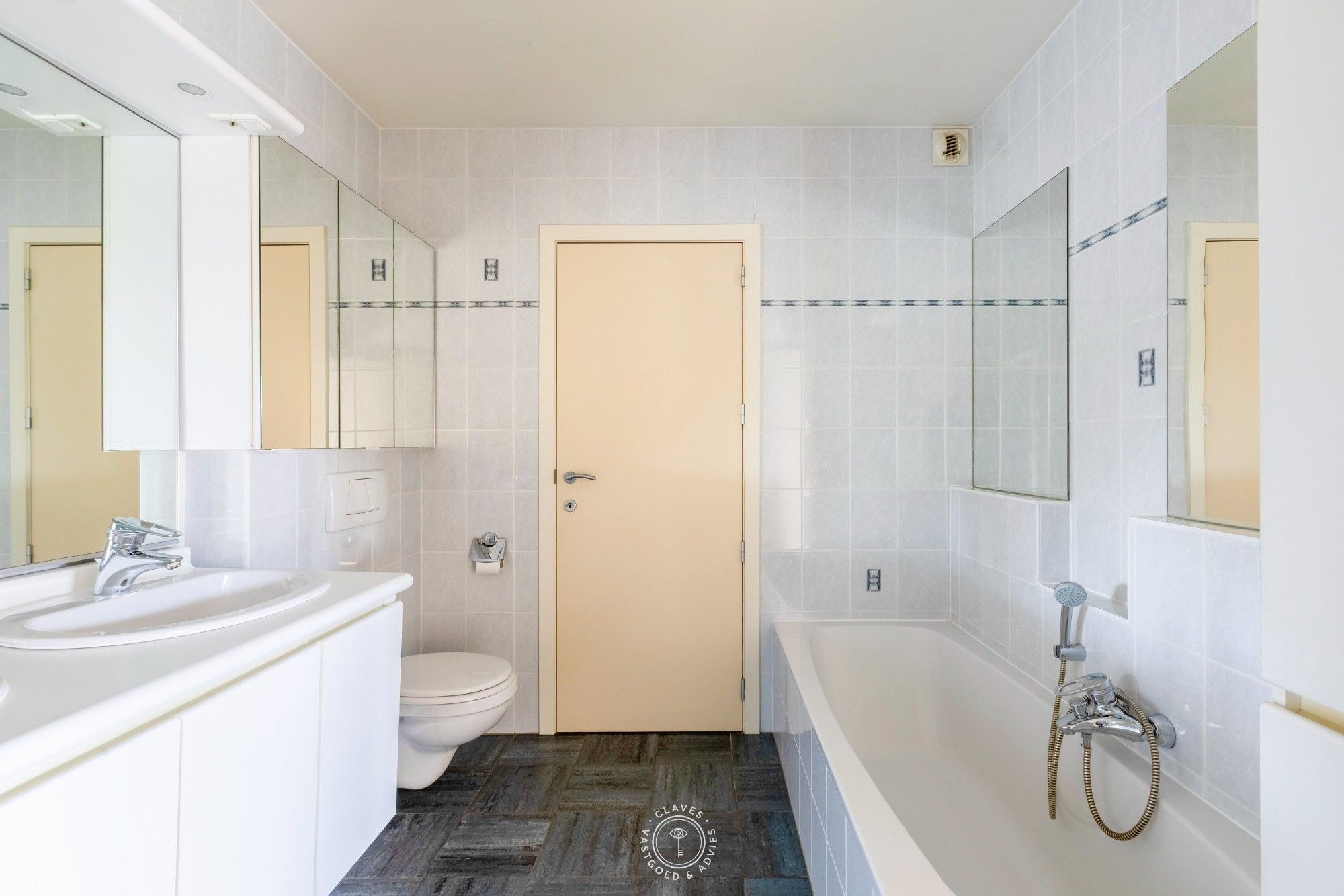 Ruim gelijkvloers appartement met drie slaapkamers foto 18