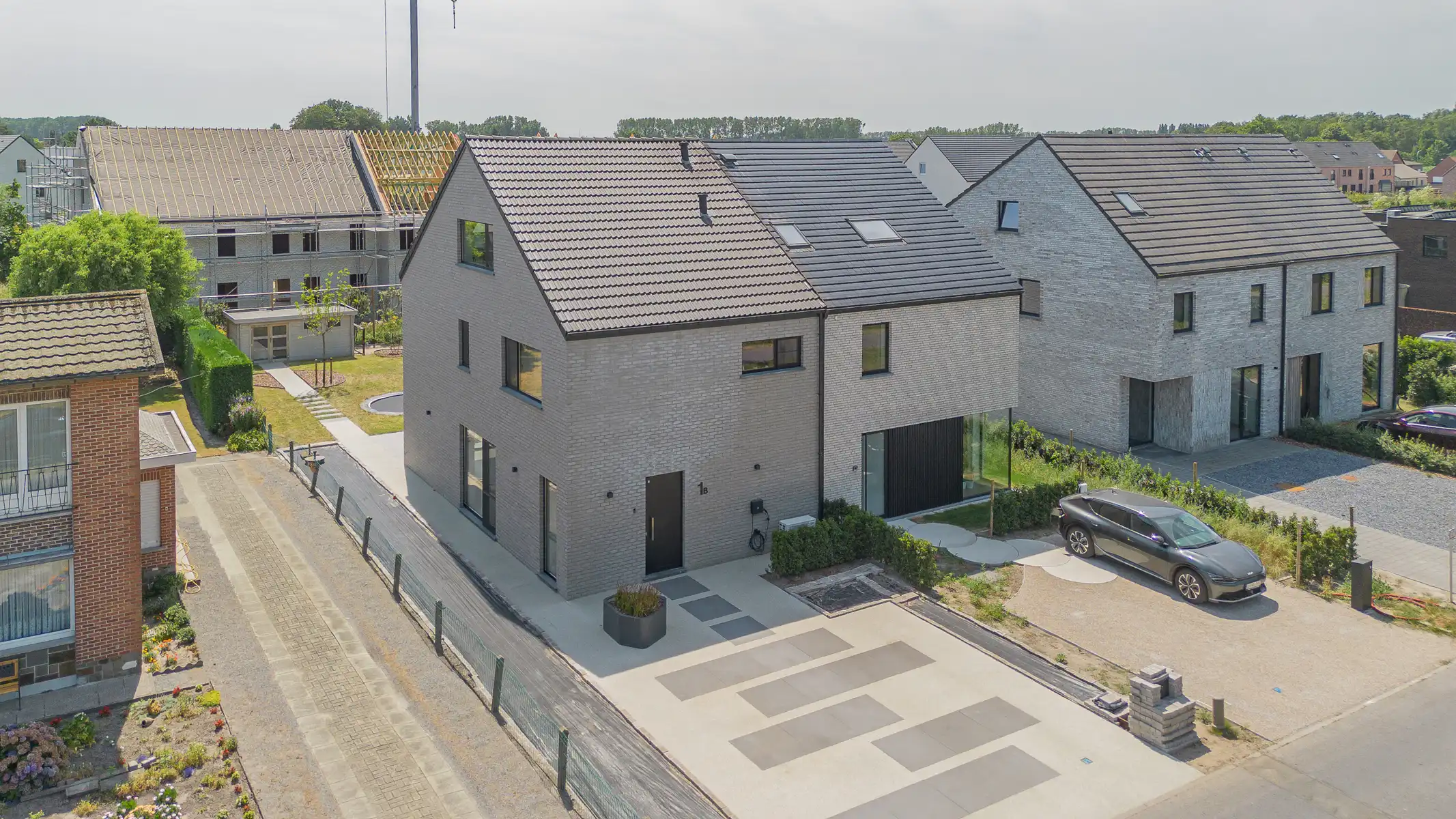 Knap afgewerkte, halfopen energiezuinige woning foto 2