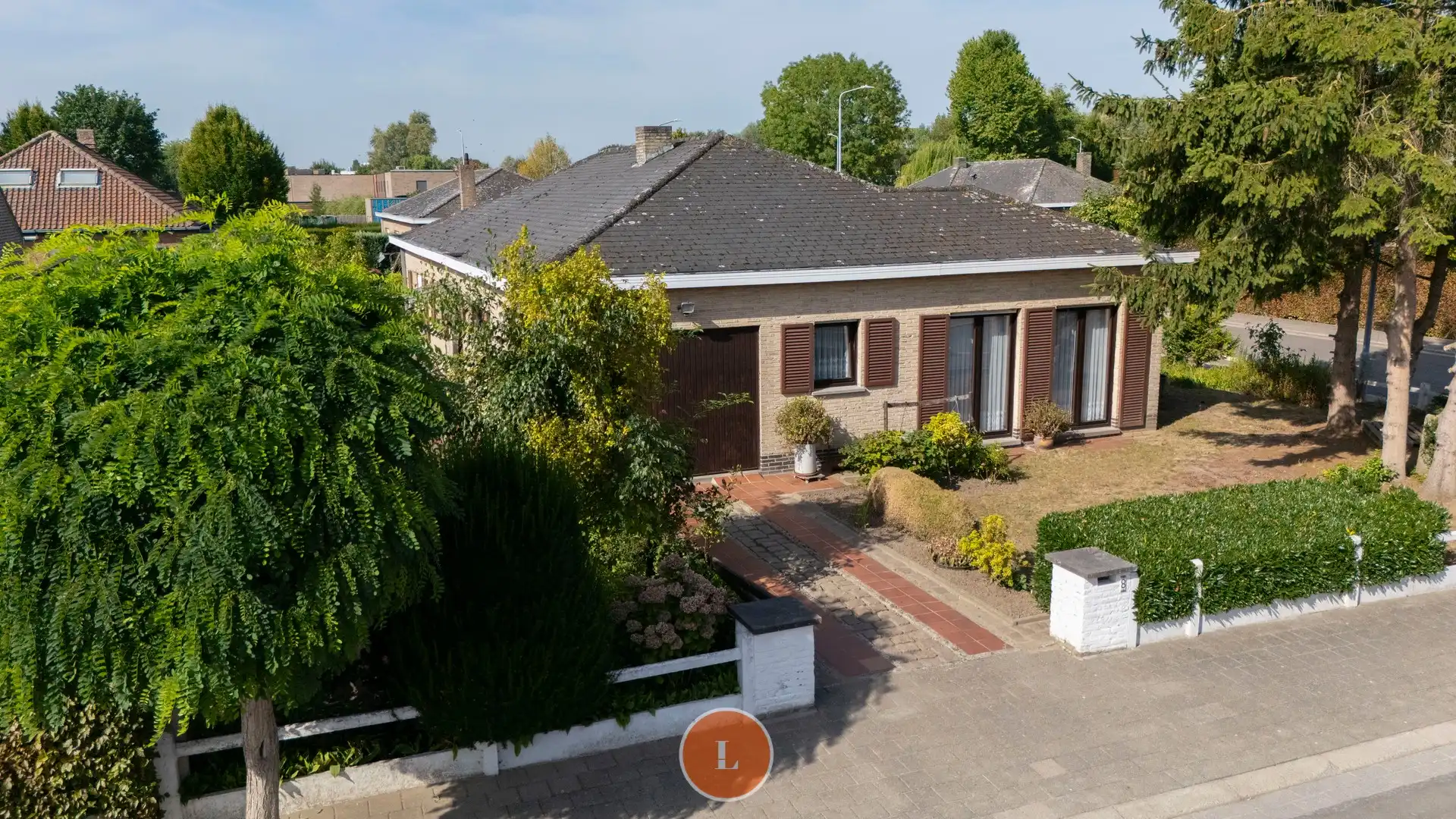 Te moderniseren bungalow met garage in rustige omgeving foto 3