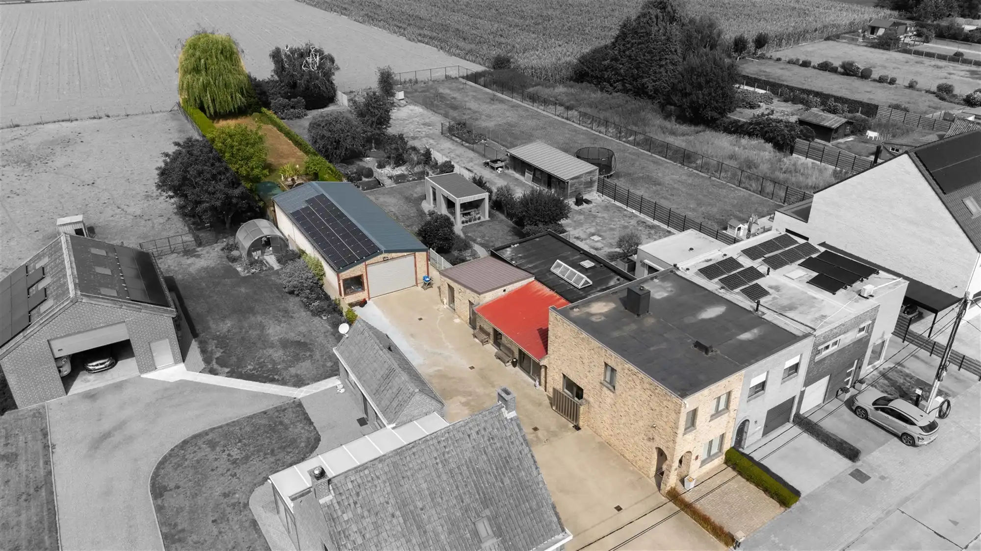 Woning met loods foto {{pictureIndex}}