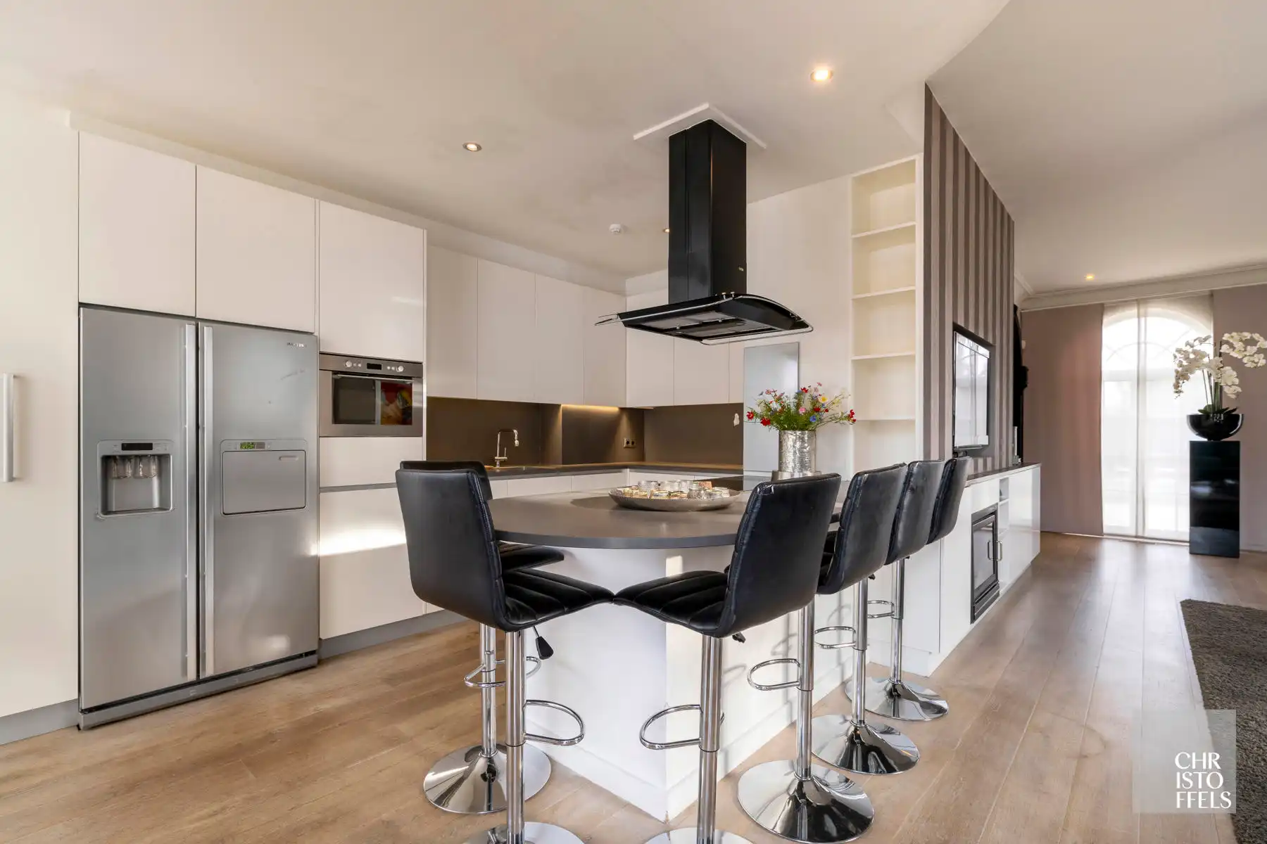 Tijdloze elegante villa met praktijkruimte (422 m²) op perceel van 1.672 m² foto 3