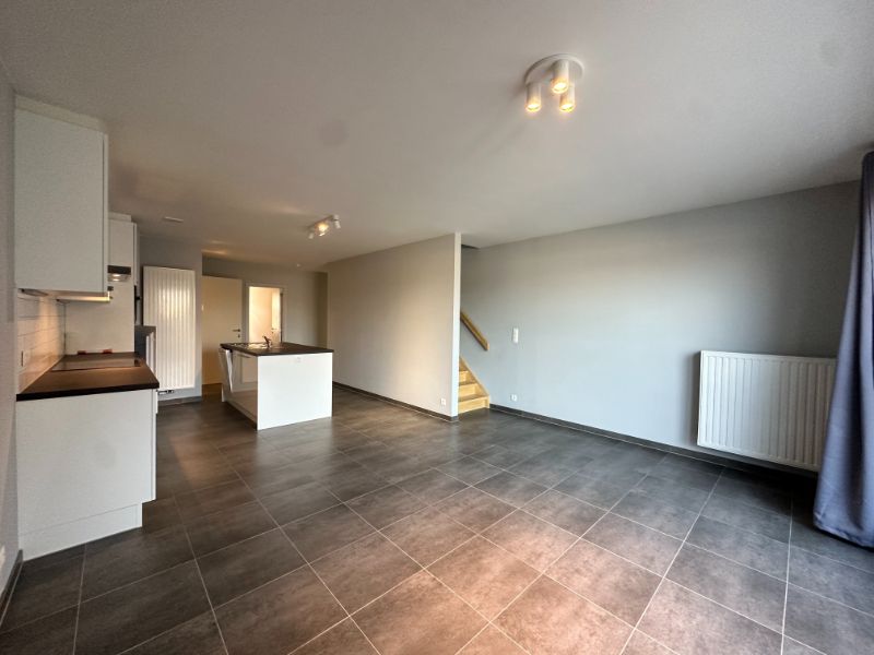 Instapklaar (volledig opgeschilderd) duplexappartement met 2 ruime slpk., terras, ondergrondse autostpl + kelderberging foto 2