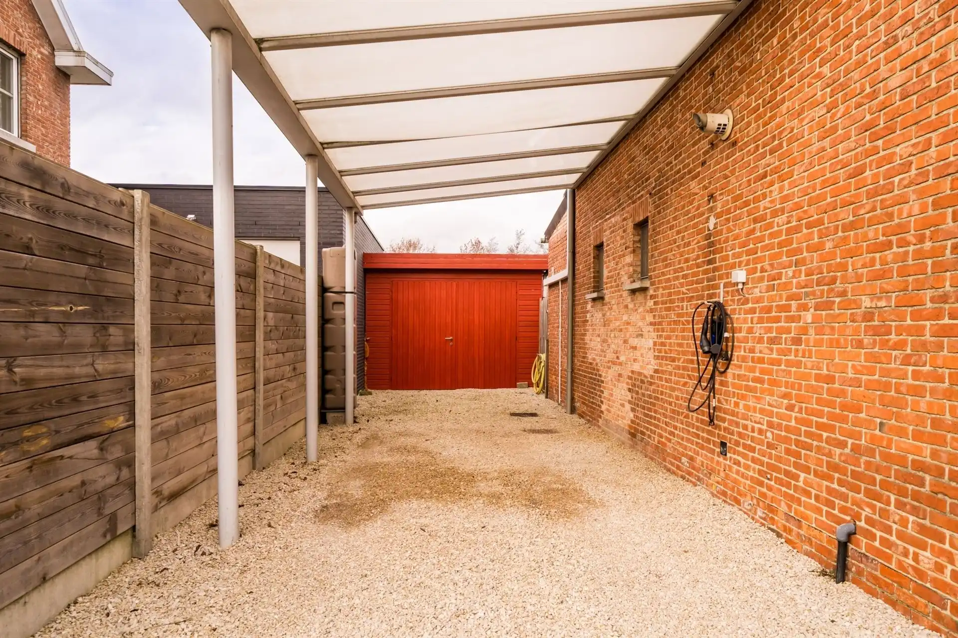 Zeer gezellige en charmante woning met prachtige tuin, oprit en ruime garage foto 14