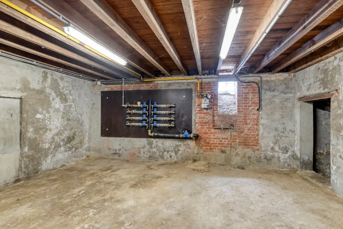 WONING MET BURELEN EN MAGAZIJN TE TONGEREN LANGS N79. foto 37