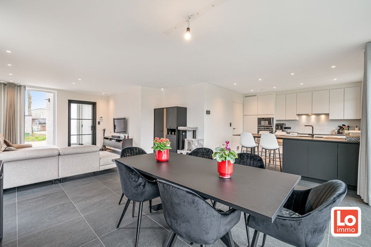 VERKOCHT! Instapklare halfopen nieuwbouw woning met inpandige garage en open zicht op een landelijke locatie in Beervelde! foto 10