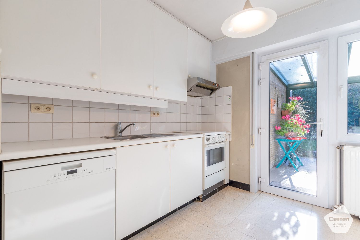 Door groen omgeven te renoveren woning met 4 slaapkamers & garage te Sint-Michiels foto 3