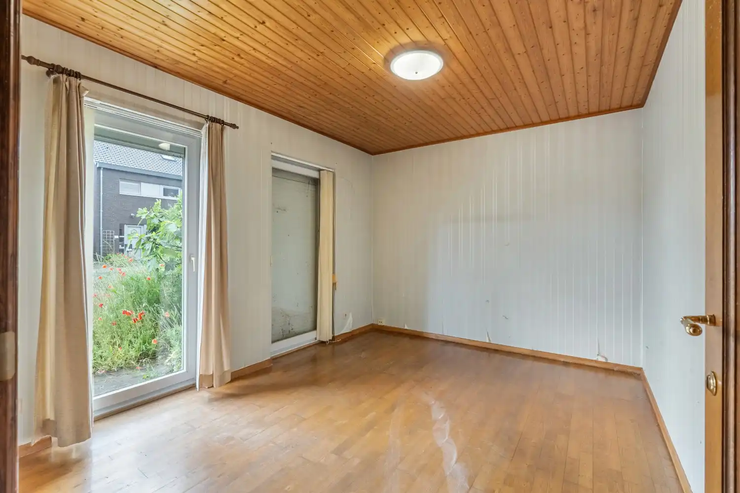 Te renoveren woning met vier slaapkamers, inpandige garage en noordwest georiënteerde tuin op een perceel van 6 are 78 ca te Begijnendijk ! foto 4