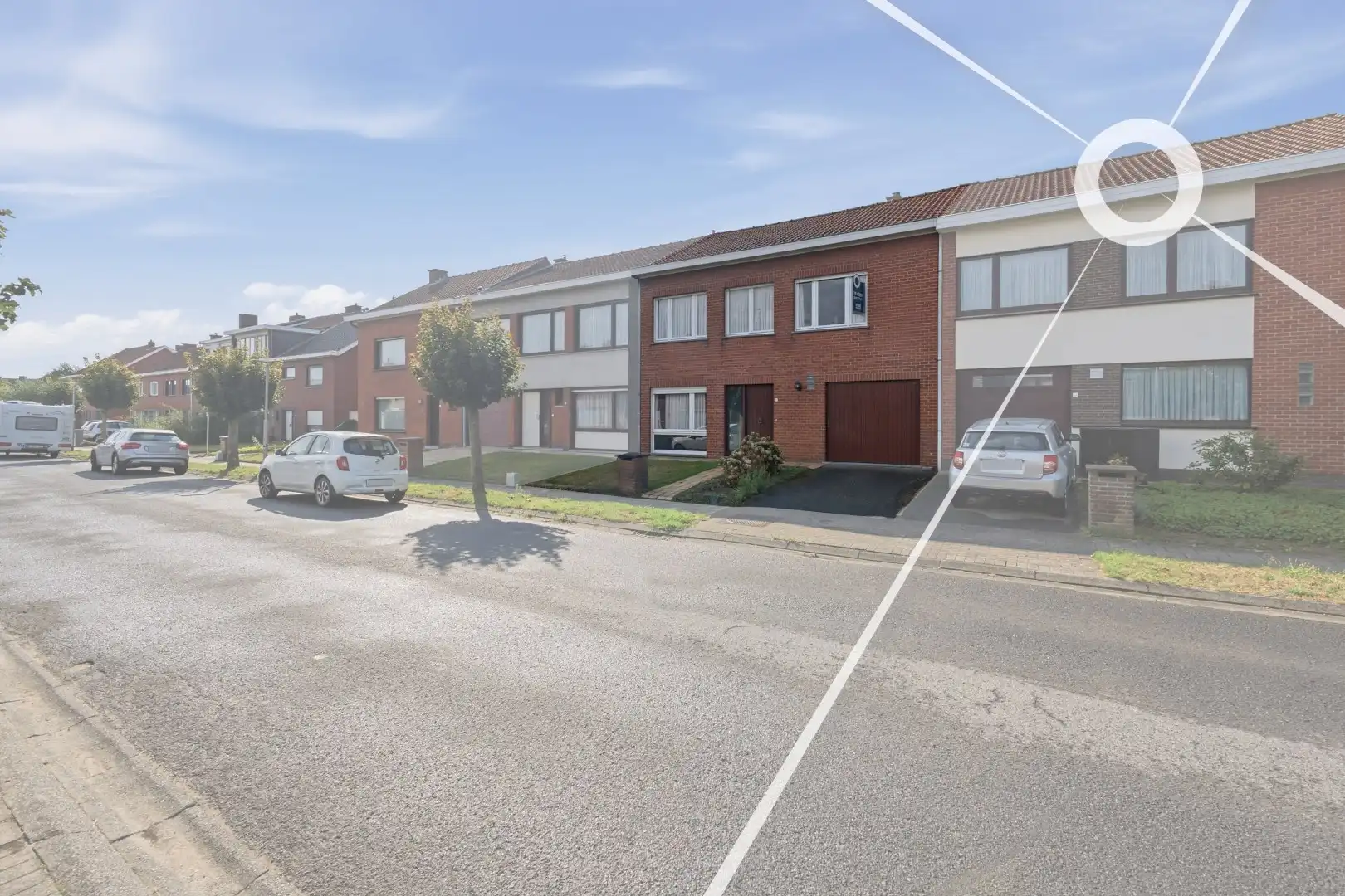Ruime woning met oprit, garage, gunstig EPC en maar liefst 5 slaapkamers foto {{pictureIndex}}