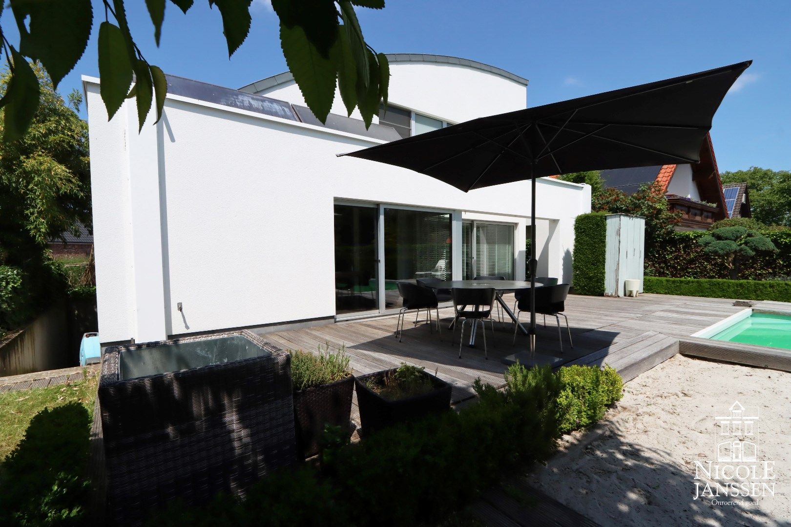 Ruime en speels ingedeelde woning met bijzondere architectuur en praktijkruimte foto 30