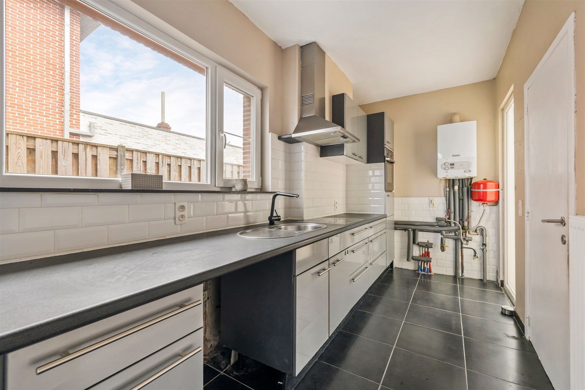 Solide gezinswoning met 2 slaapkamers, uitgestrekte tuin en garage foto 7