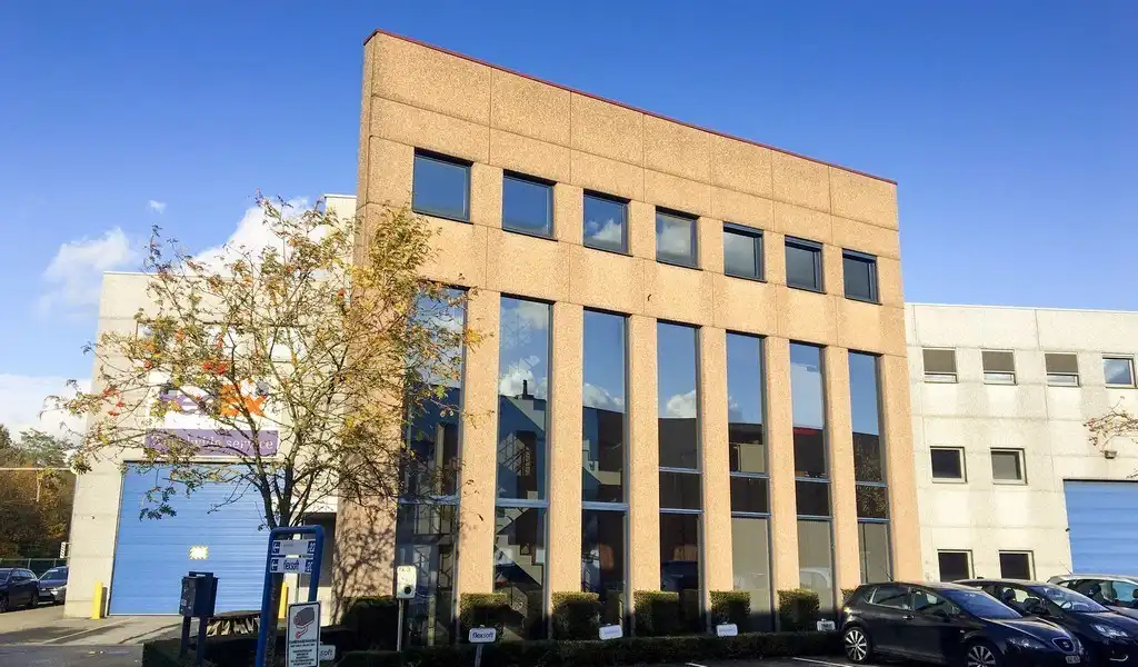 Instapklare kantoren te huur vlakbij afrit E40/R4 in Sint-Denijs-Westrem foto {{pictureIndex}}