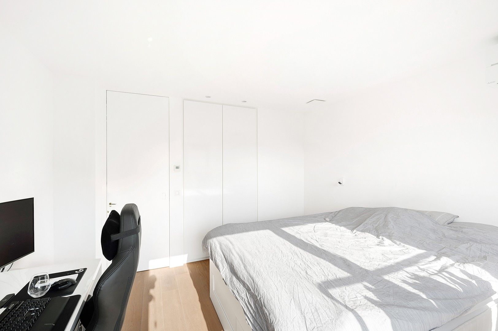 Hedendaagse, recente koppelwoonst centraal gelegen te oud-Knokke. foto 24