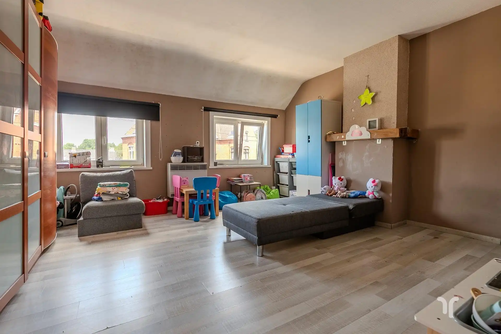 Rijwoning met ruime tuin, uitweg met garage en uitbreidingsmogelijkheden. foto 7