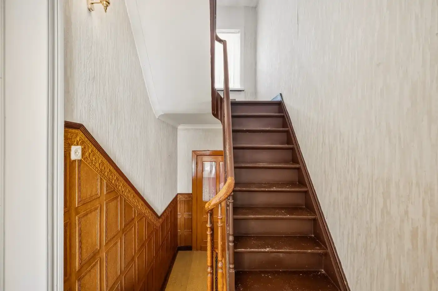 Charmante renovatiewoning met grote tuin en garage op royaal perceel foto 12