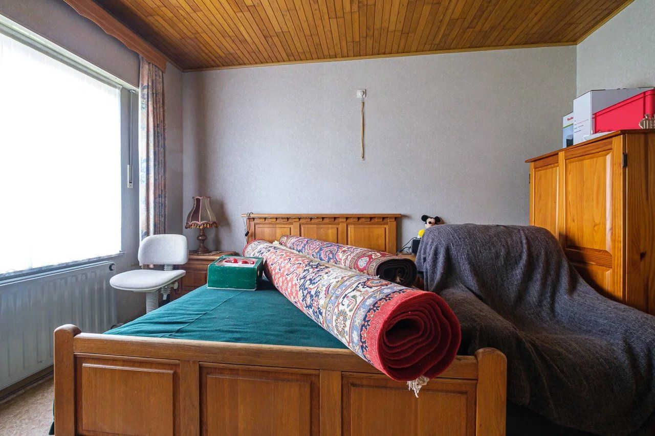 Ruime, op te knappen villa met handelsruimte foto 16