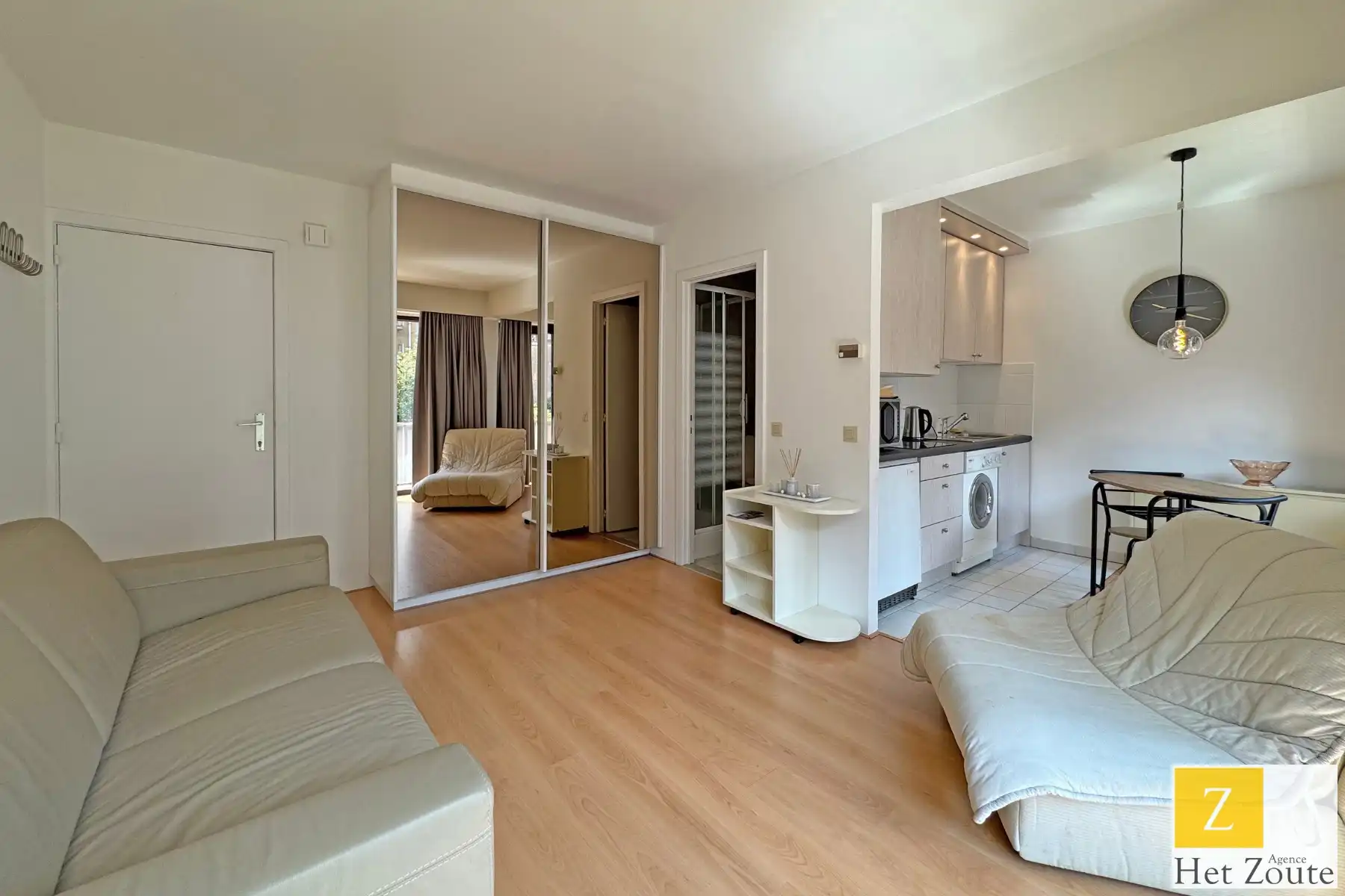 Betaalbare studio op enkele passen van de Zeedijk te Knokke foto {{pictureIndex}}