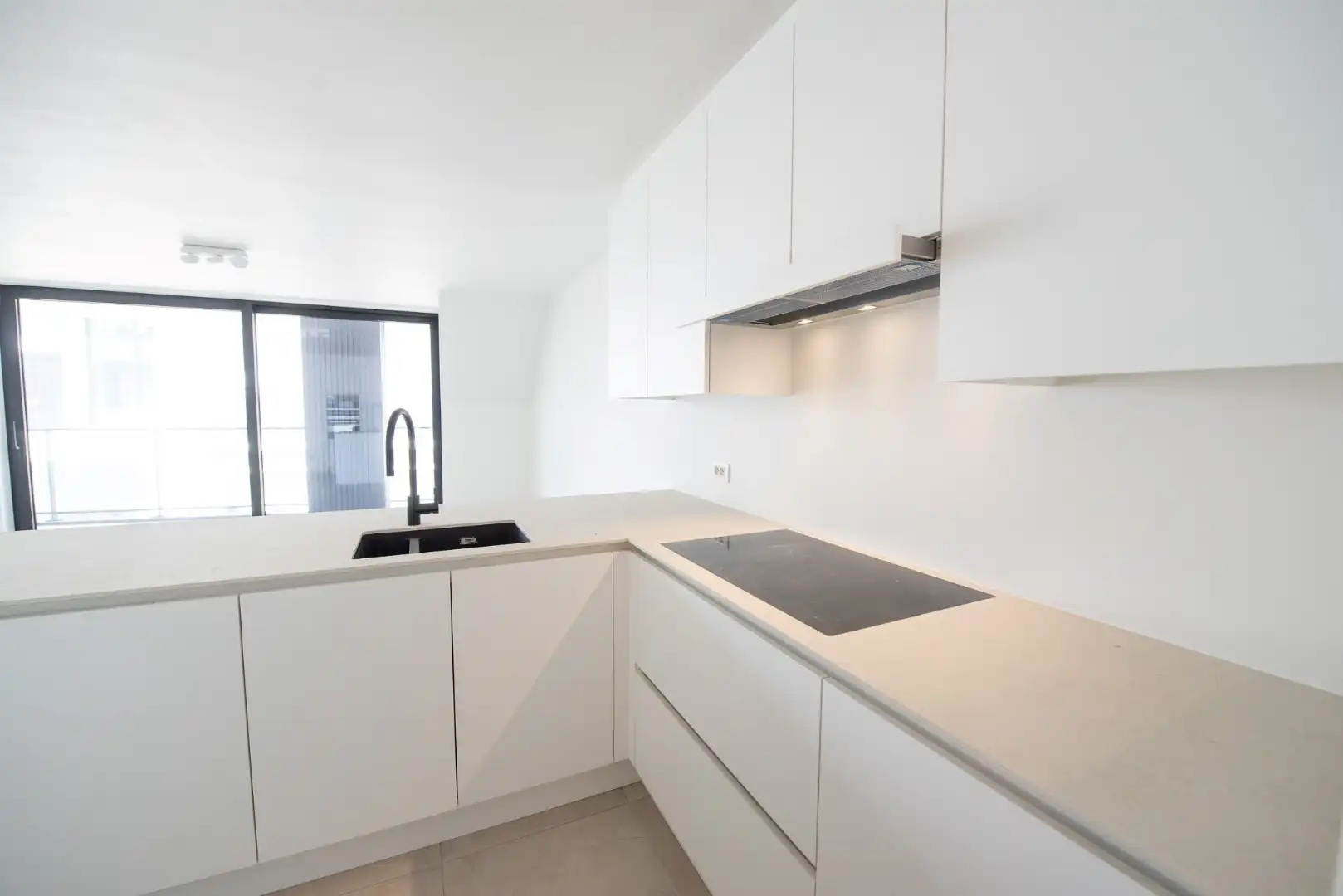 Recent appartement op topligging  TE HUUR in centrum Waregem! foto 3