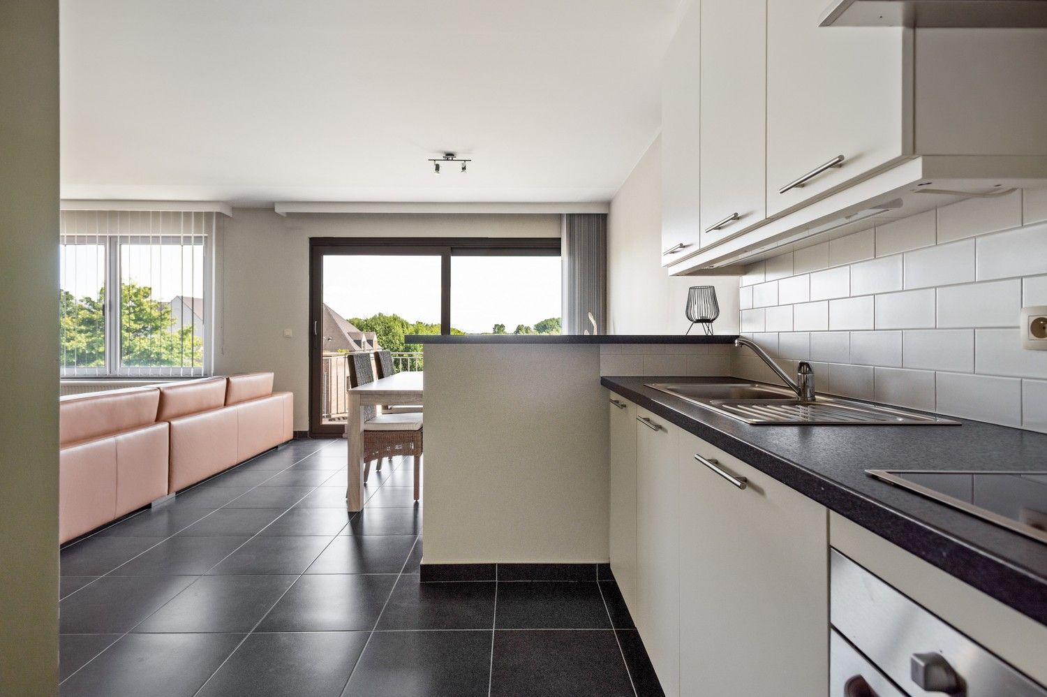Instapklaar appartement met terras en 2 slaapkamers op centrale ligging in Wijnegem foto 8