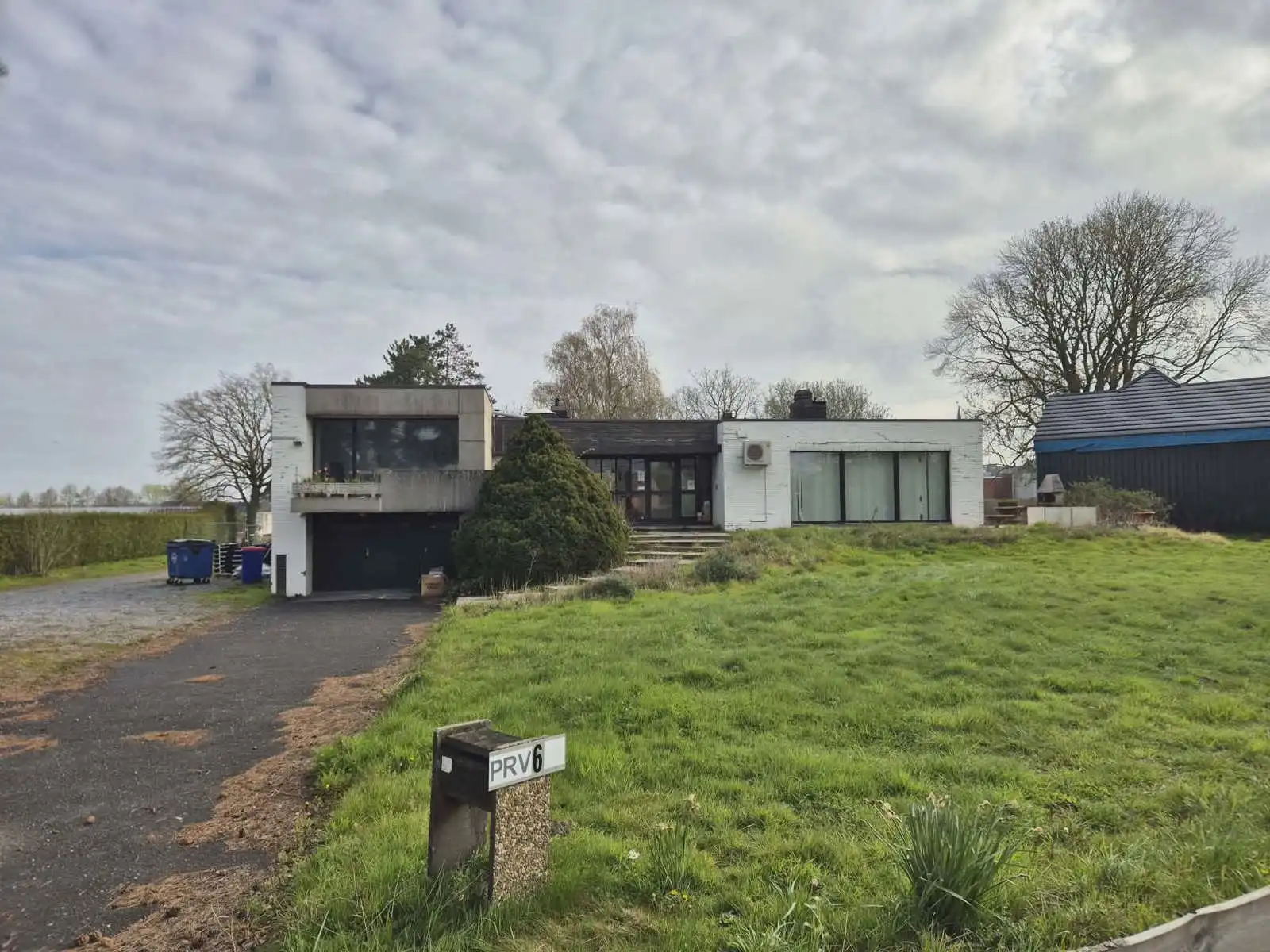 Kantoorgebouw met meerdere bureaus en extra opslagruimte foto 18