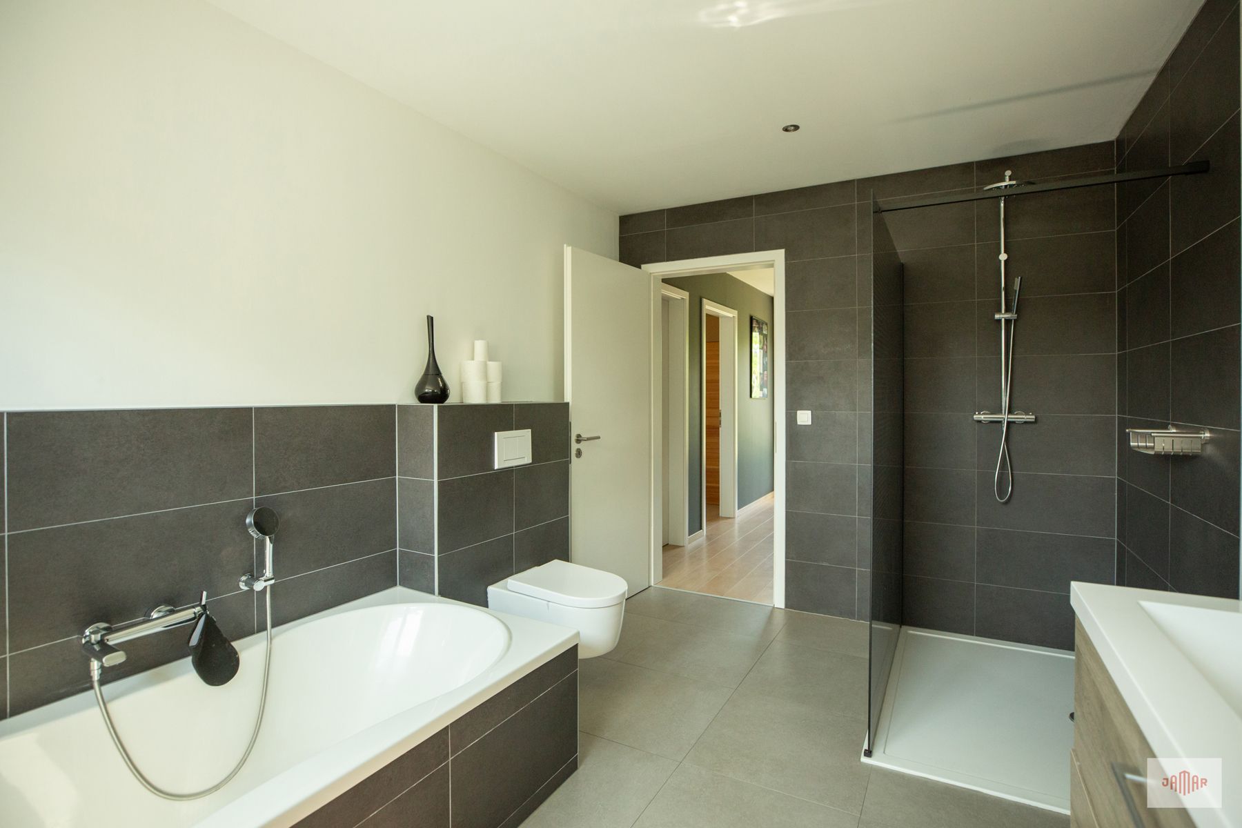 Moderne halfopen gezinswoning met veel ruimte foto 15