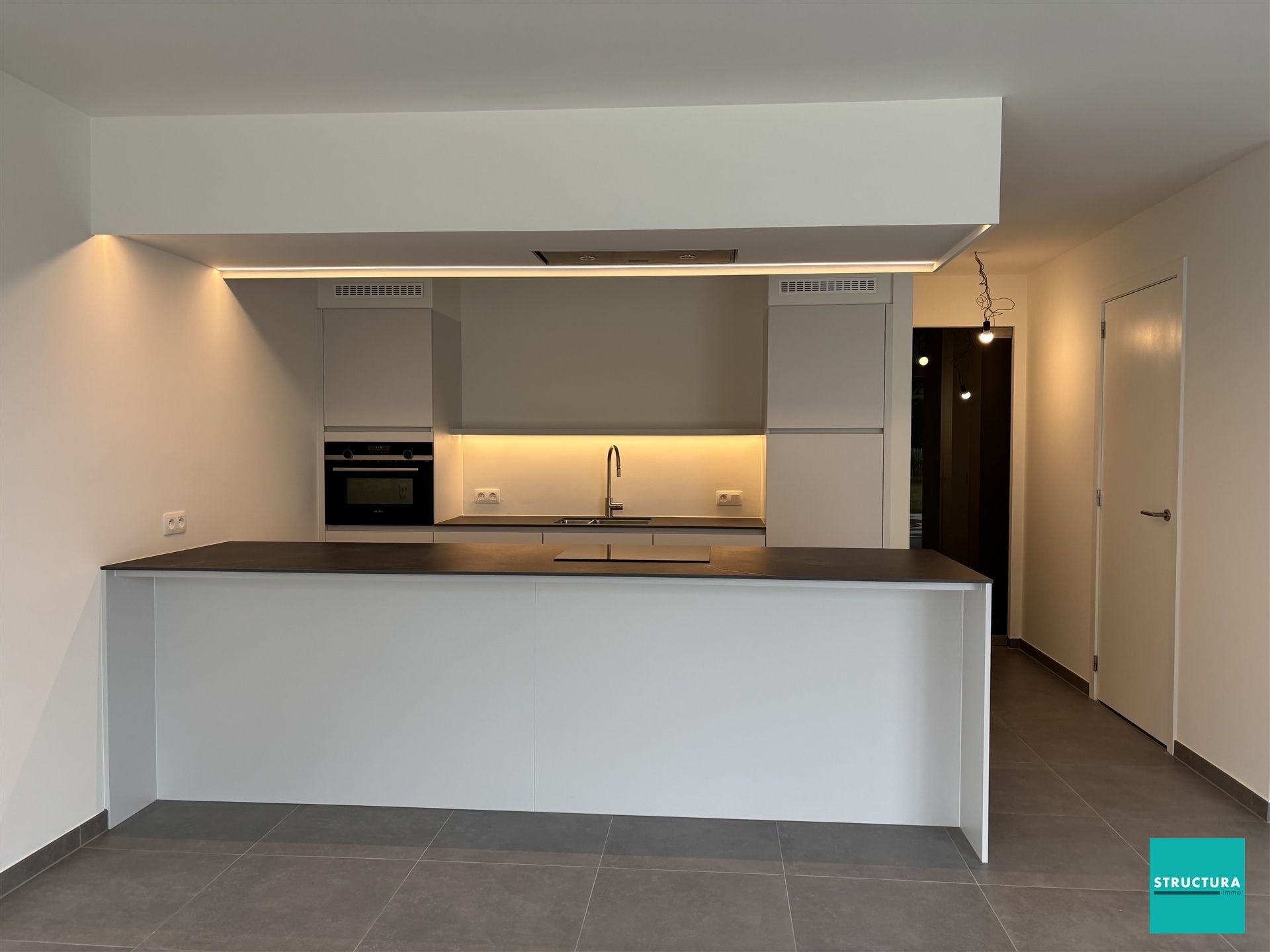 Ruim nieuwbouw appartement met tuin en staanplaats foto 5