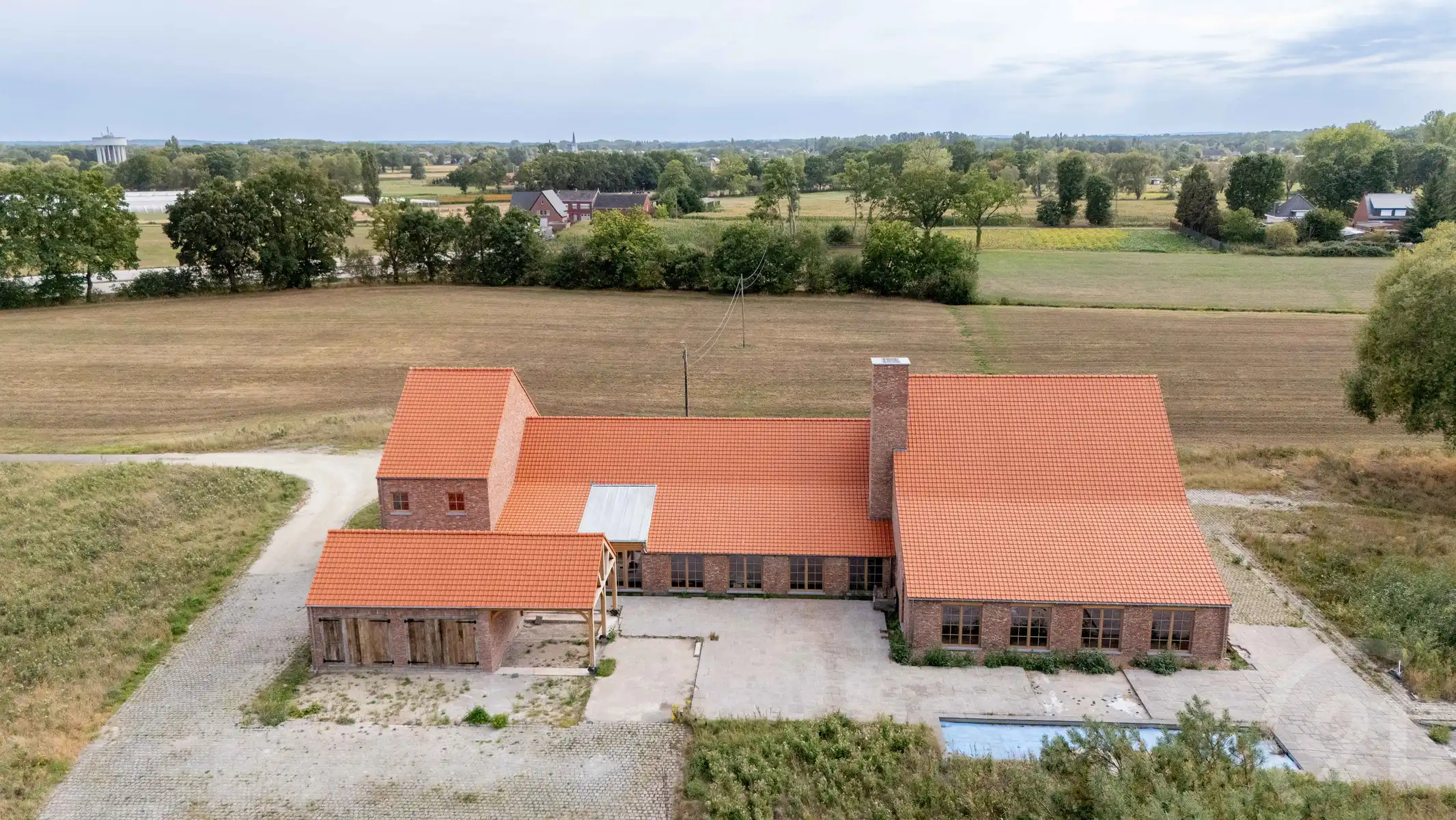 Prachtige en idyllisch gelegen hoeve (casco) op 4 hectare! foto 4