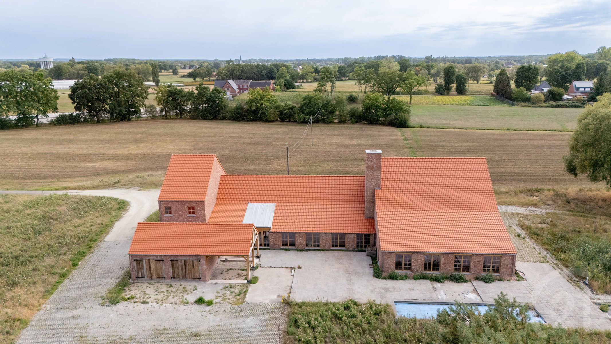 Prachtige en idyllisch gelegen hoeve (casco) op 4 hectare! foto 4