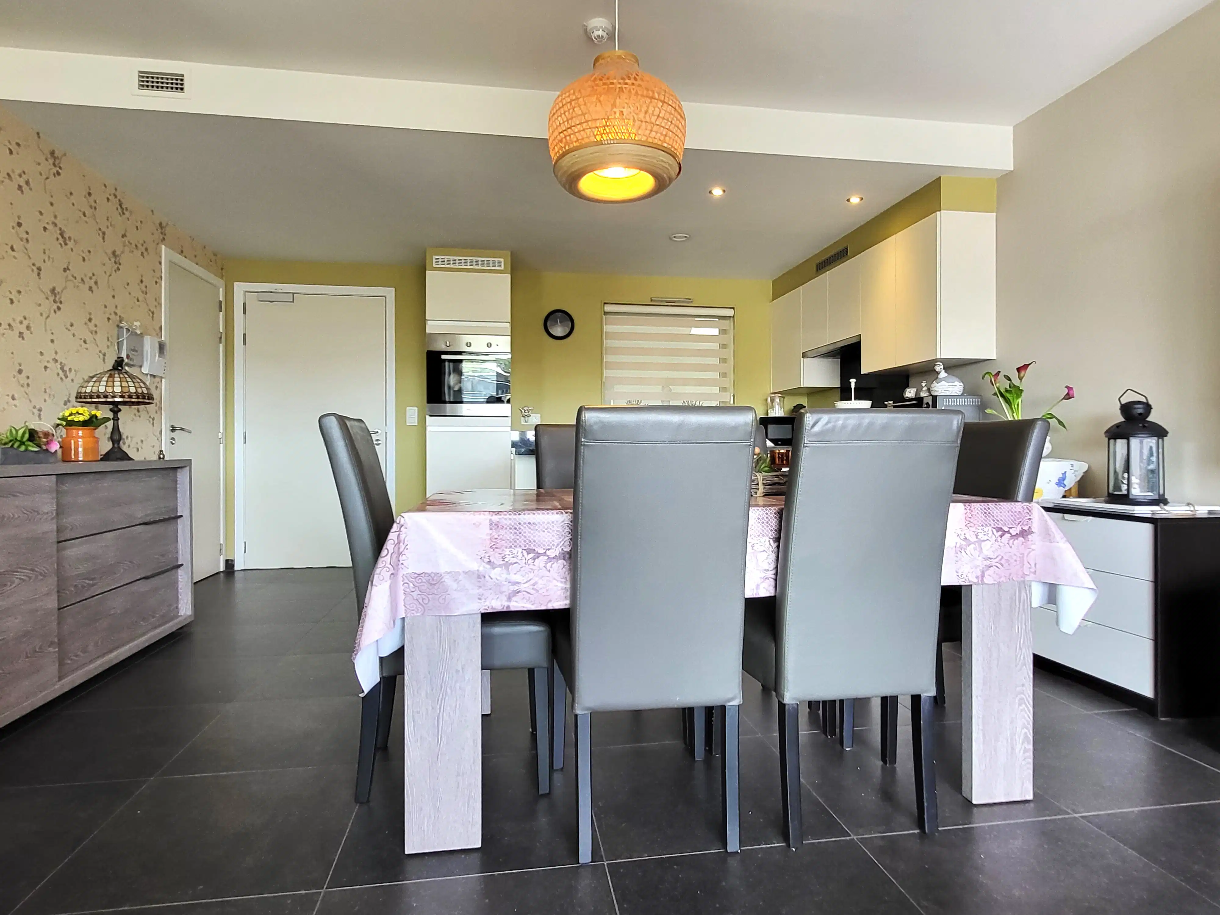 Instapklaar en energiezuinig appartement (66 m²) met zuidgerichte terrassen, ideaal gelegen in een rustige dorpsomgeving op wandelafstand van winkels, openbaar vervoer en scholen.  foto 12