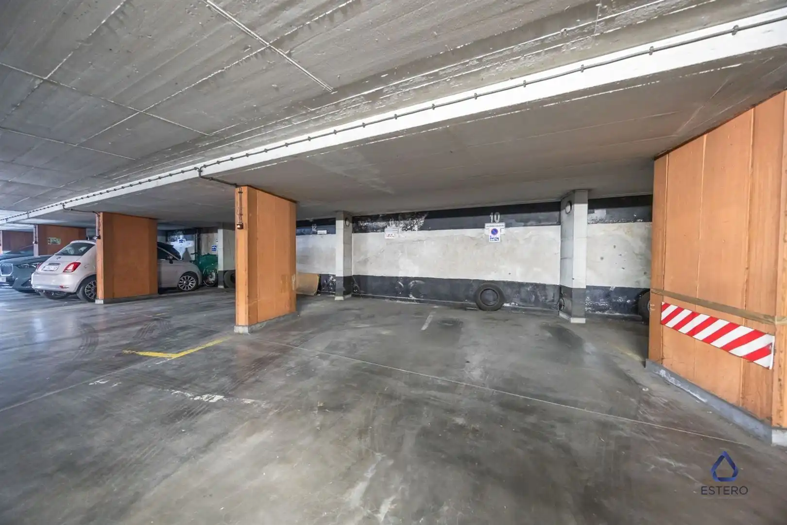 Volledig gerenoveerd met 2 slaapkamers, terras en parking foto 24