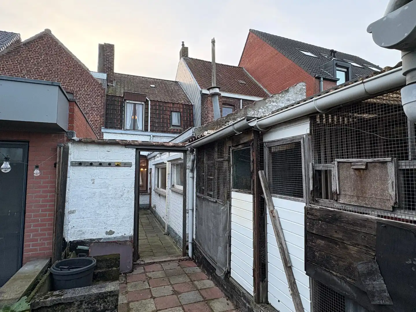 Te renoveren woning te koop in Harelbeke met uitweg.  foto 12