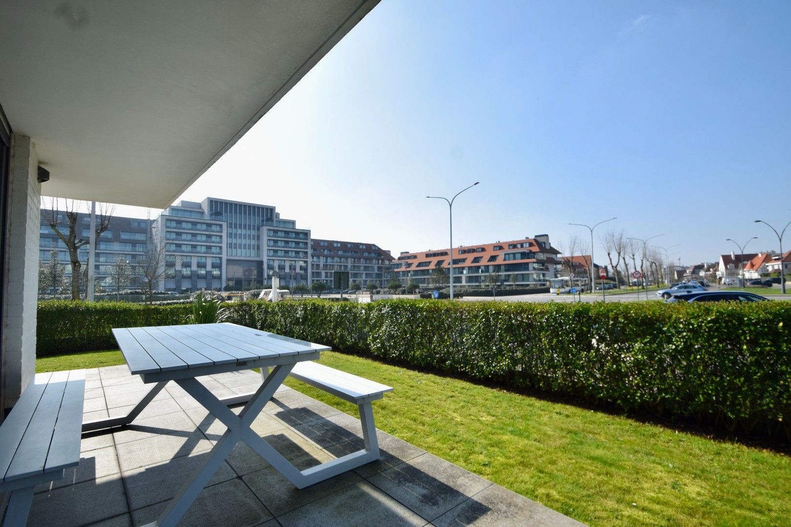 Prachtig hoekappartement met een zuid-west georiënteerd terras en tuin gelegen vlakbij de zee en het casino te Knokke. foto 5