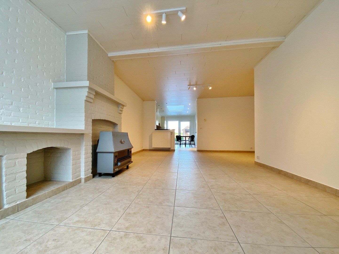 Vernieuwde woning met garage, tuin en uitweg in de dorpskern.  foto 3