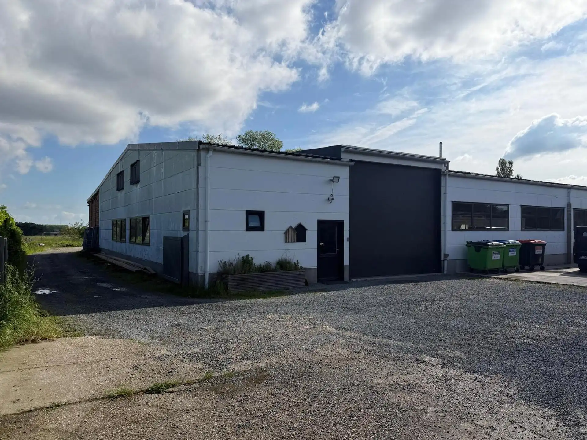 KMO-site te koop met loods, landbouwgrond en woongelegenheid. foto 2