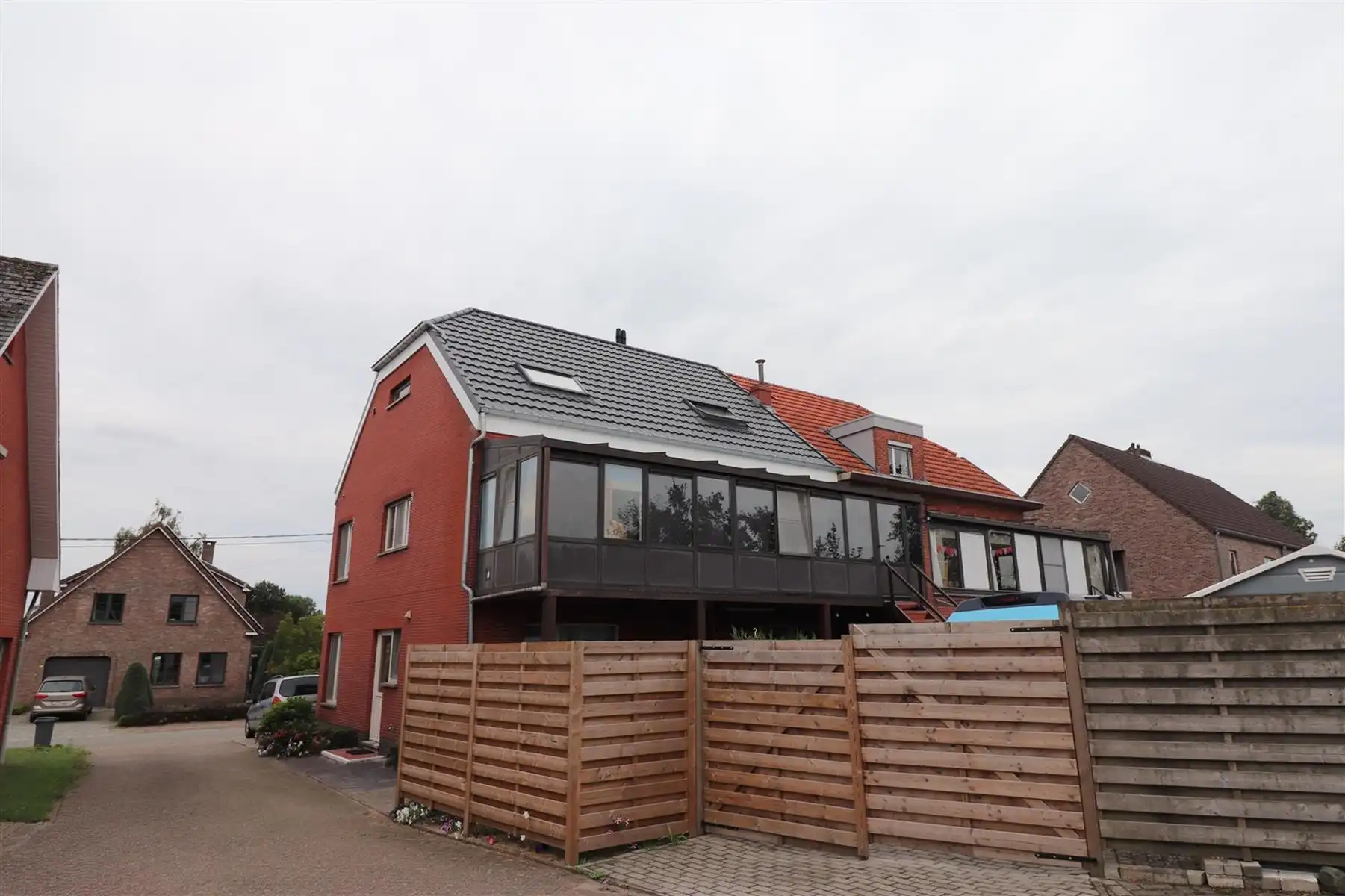 Een dakstudio op de tweede verdieping rechts met garage. foto 6