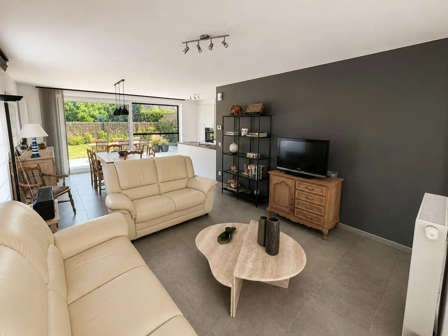 Recent, energiezuinig en tot in de puntjes afgewerkt: deze prachtige BEN-woning uit 2021 combineert modern wooncomfort met een rustige en groene ligging. foto 3