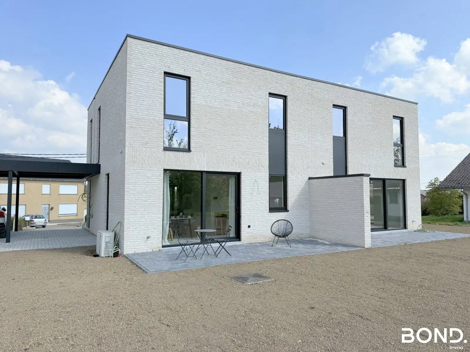 Instapklare nieuwbouwwoning op gunstige locatie!  foto 2