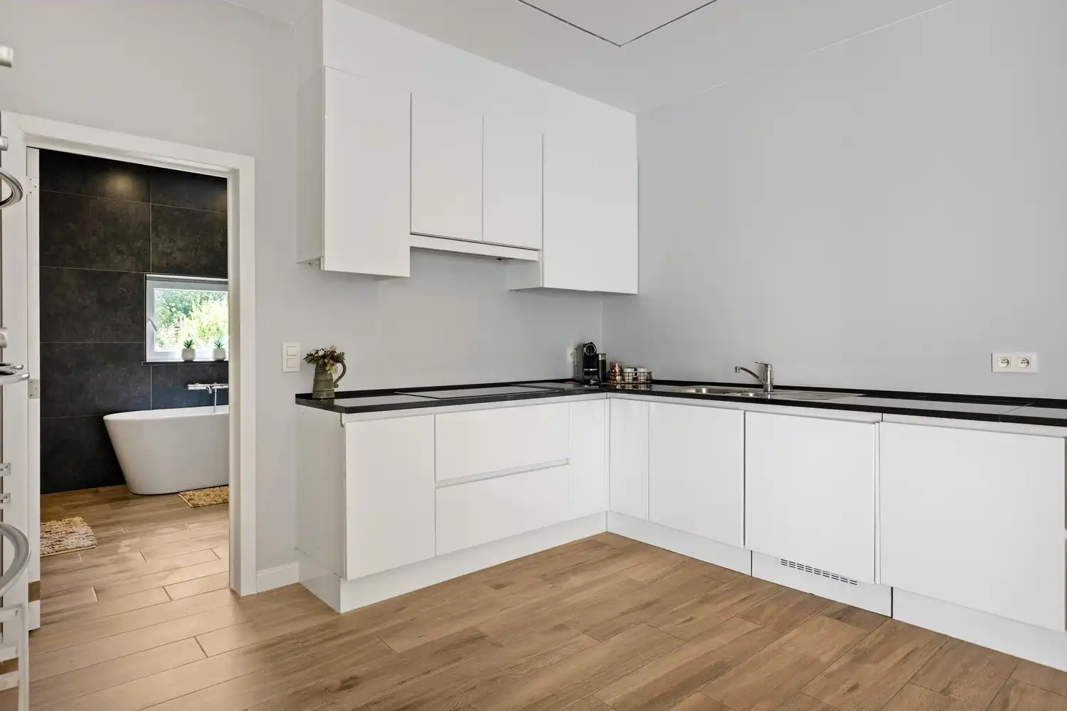 Recent gerenoveerde woning met 4 slpkrs en tuin foto 8