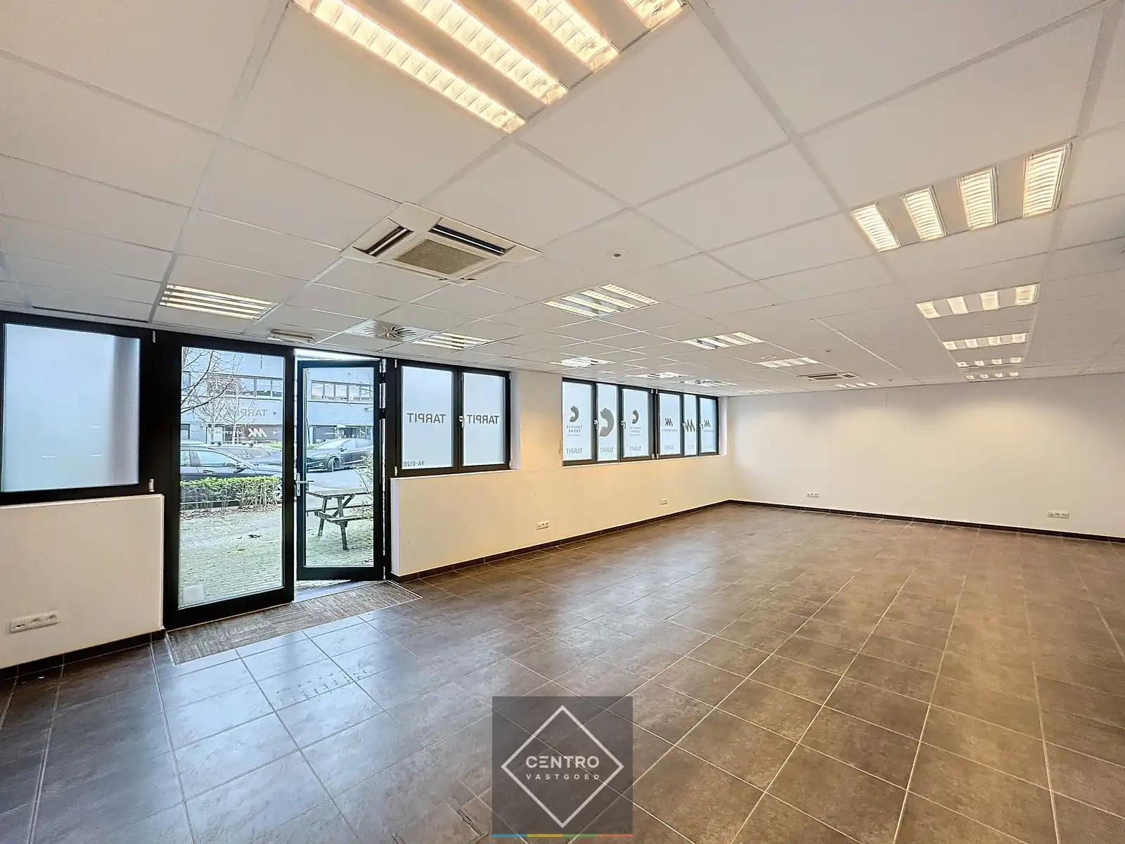 Instapklare en energiezuinige KANTOORRUIMTE (2 x 90m²) TE KOOP met 3 private parkeerplaatsen voor de deur. foto 2