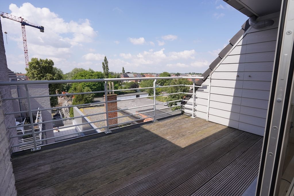 Warm aanbevolen appartement opgedaan met waardevolle materialen foto 2