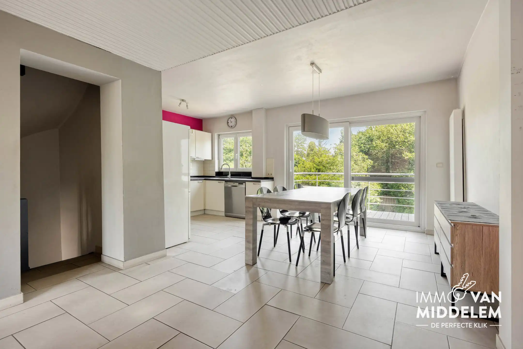 INSTAPKLARE GEZINSWONING MET 3 SLPK, GARAGE EN TUIN foto 3